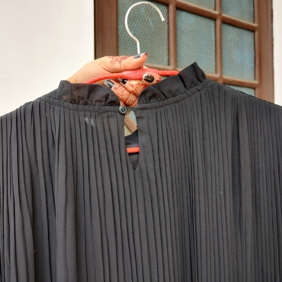 Black dress - Picture 2 of 4